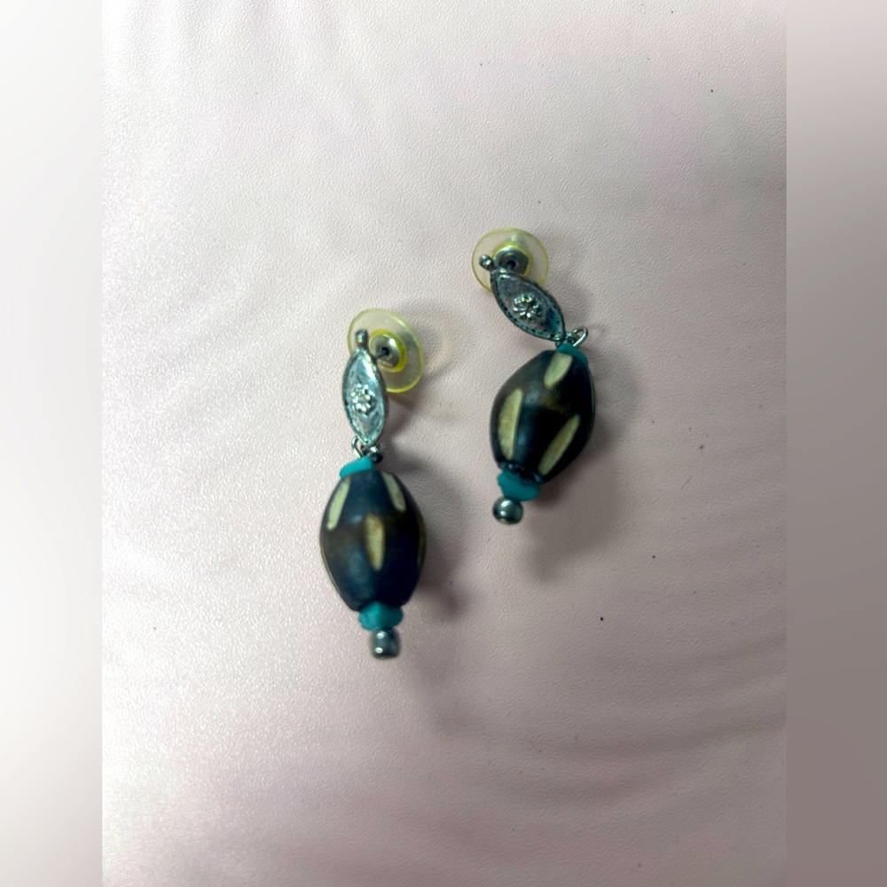 Wooden earring with real accents